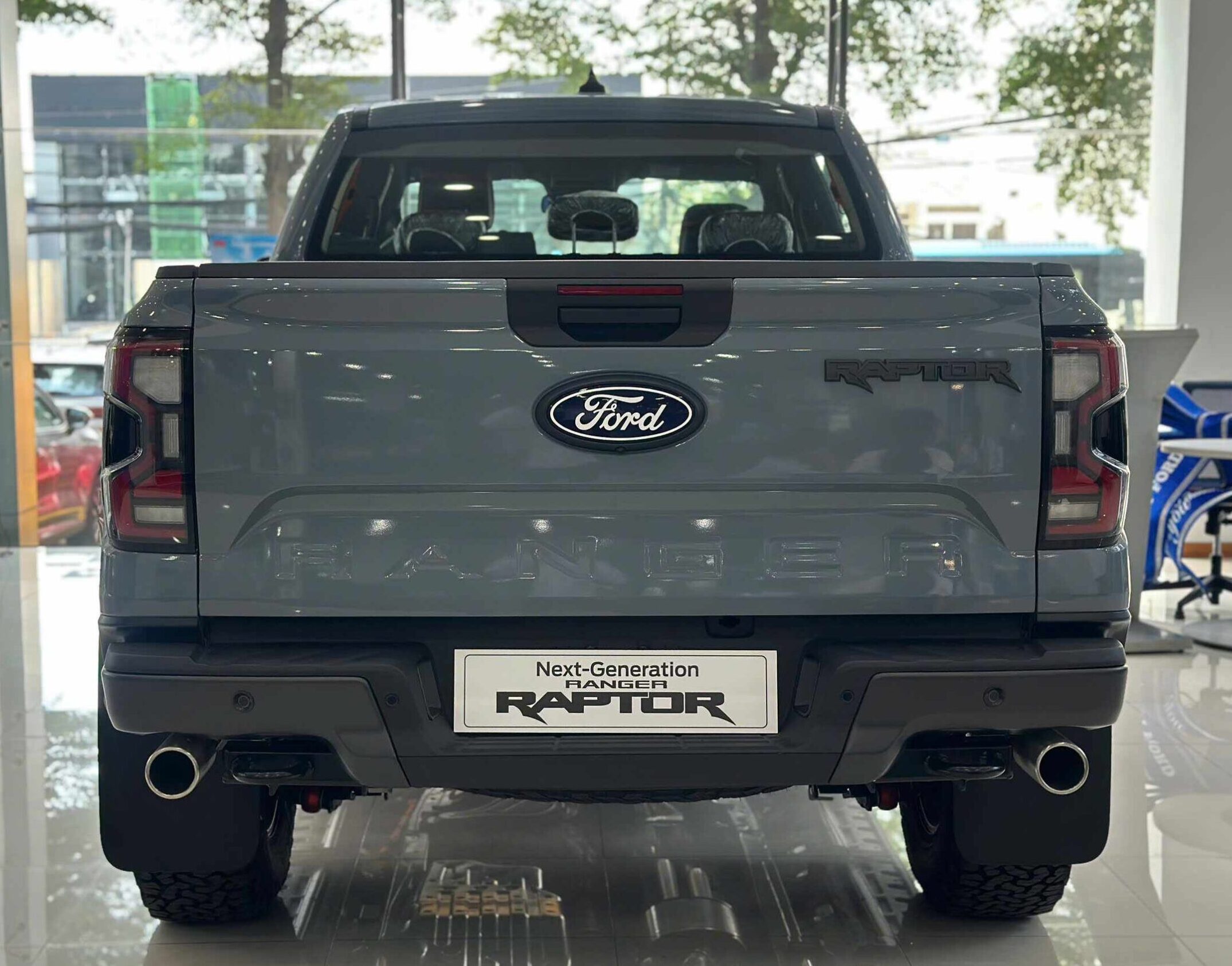 Chi Tiết Ford Ranger Raptor 3.0L V6 2026 - Giá Xe, Thông Số Và Thiết Kế 28 Thiết kế ngoại thất Ford Ranger Raptor 3.0L V6 2026 - Đuôi xe và thùng xe