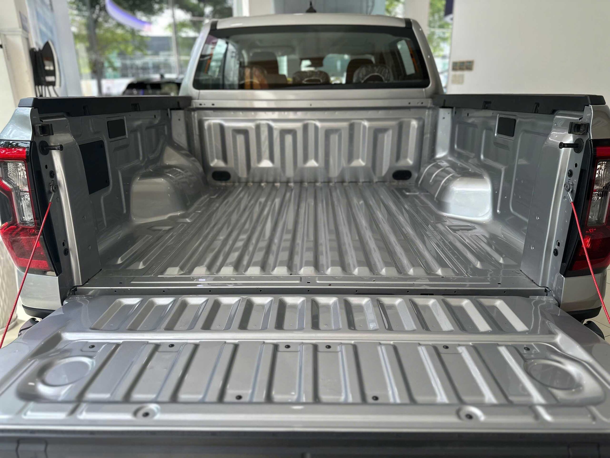 Thiết kế ngoại thất Ford Ranger XLS 10AT 4x2 2026 - Thùng xe