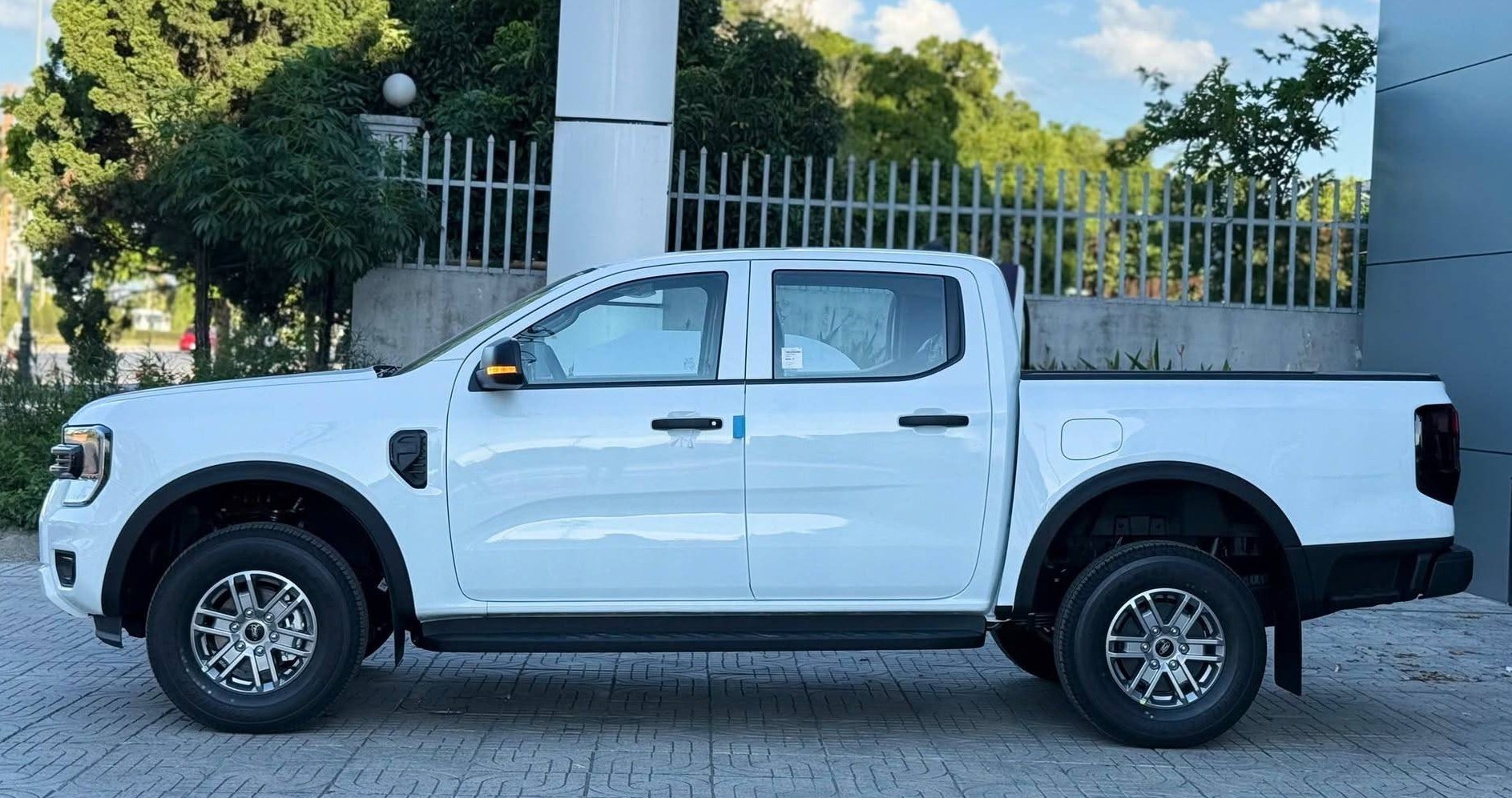 Thiết kế ngoại thất Ford Ranger XLS 10AT 4x2 2026 - Thân xe