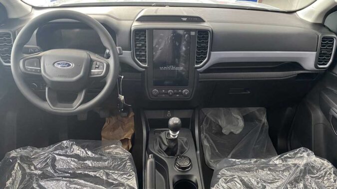 Nội thất Ford Ranger XL - Khoang lái