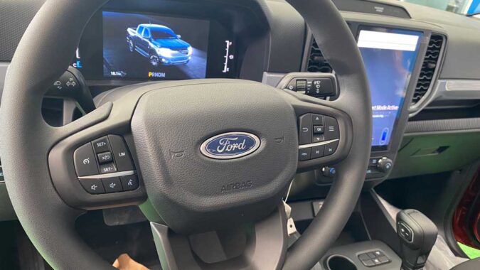 Vô lăng Ford Ranger XLS số tự động 1 cầu 2023