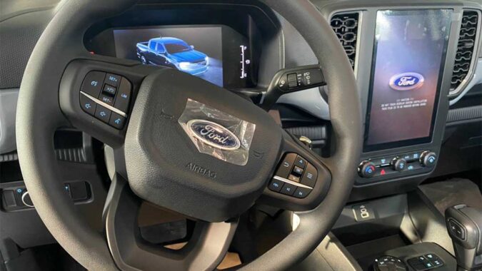 Vô lăng Ford Ranger XLS số tự động 2 cầu 2023