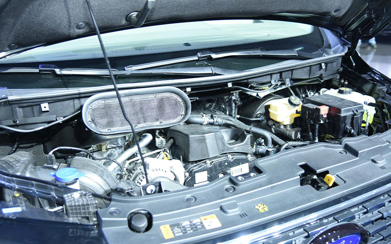 Khoang động cơ của Ford Transit Trend 16 chỗ