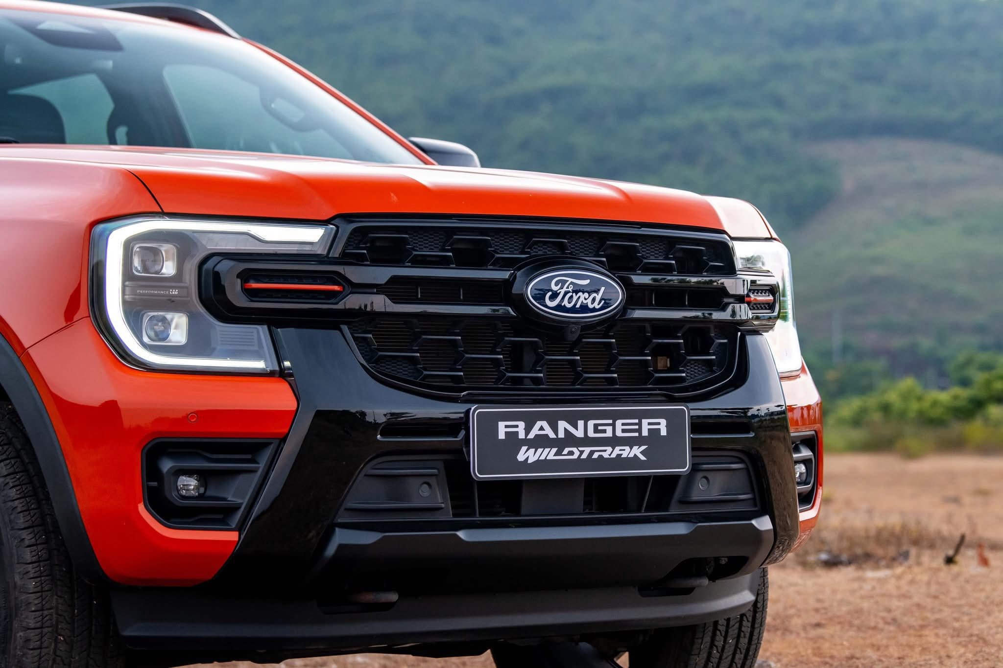 Ford Ranger Wildtrak 3.0L V6 MỚI: Giá Xe, Thông Số Và Đánh Giá 18 Đầu xe vuông vức, hiện đại