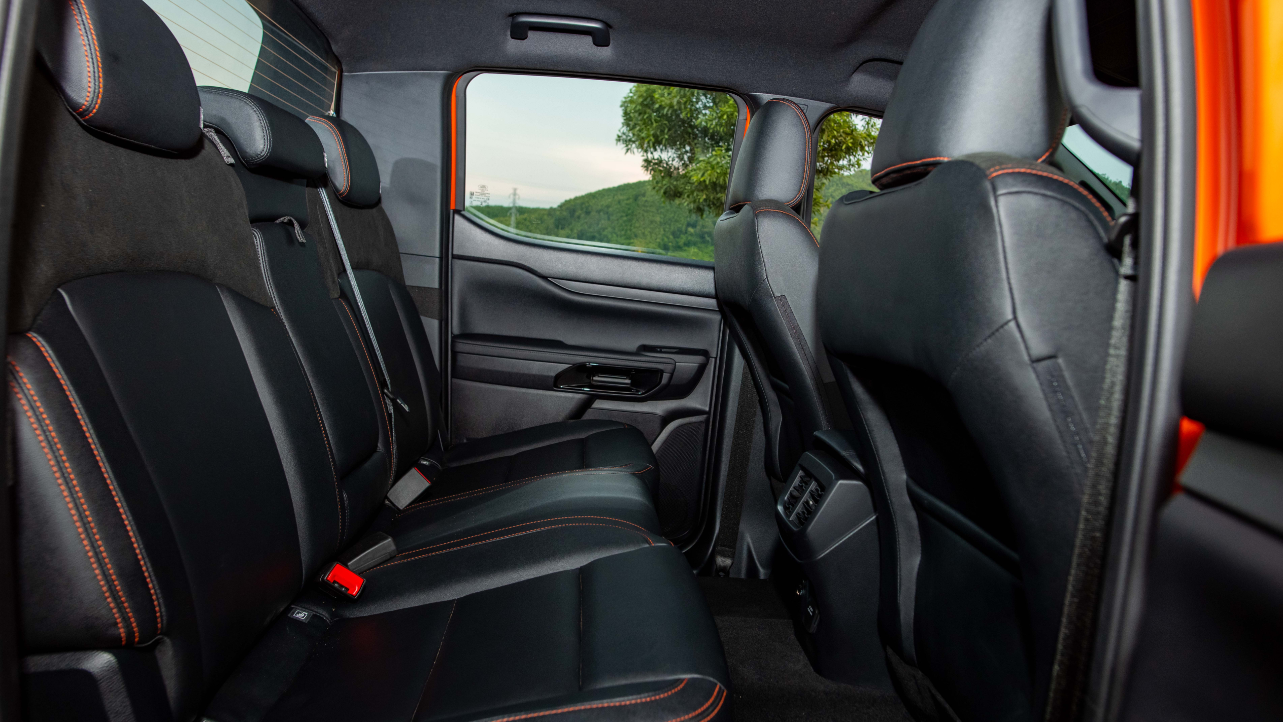 Ford Ranger Wildtrak 3.0L V6 MỚI: Giá Xe, Thông Số Và Đánh Giá 26 Khoang hành khách thiết kế hiện đại và rộng rãi