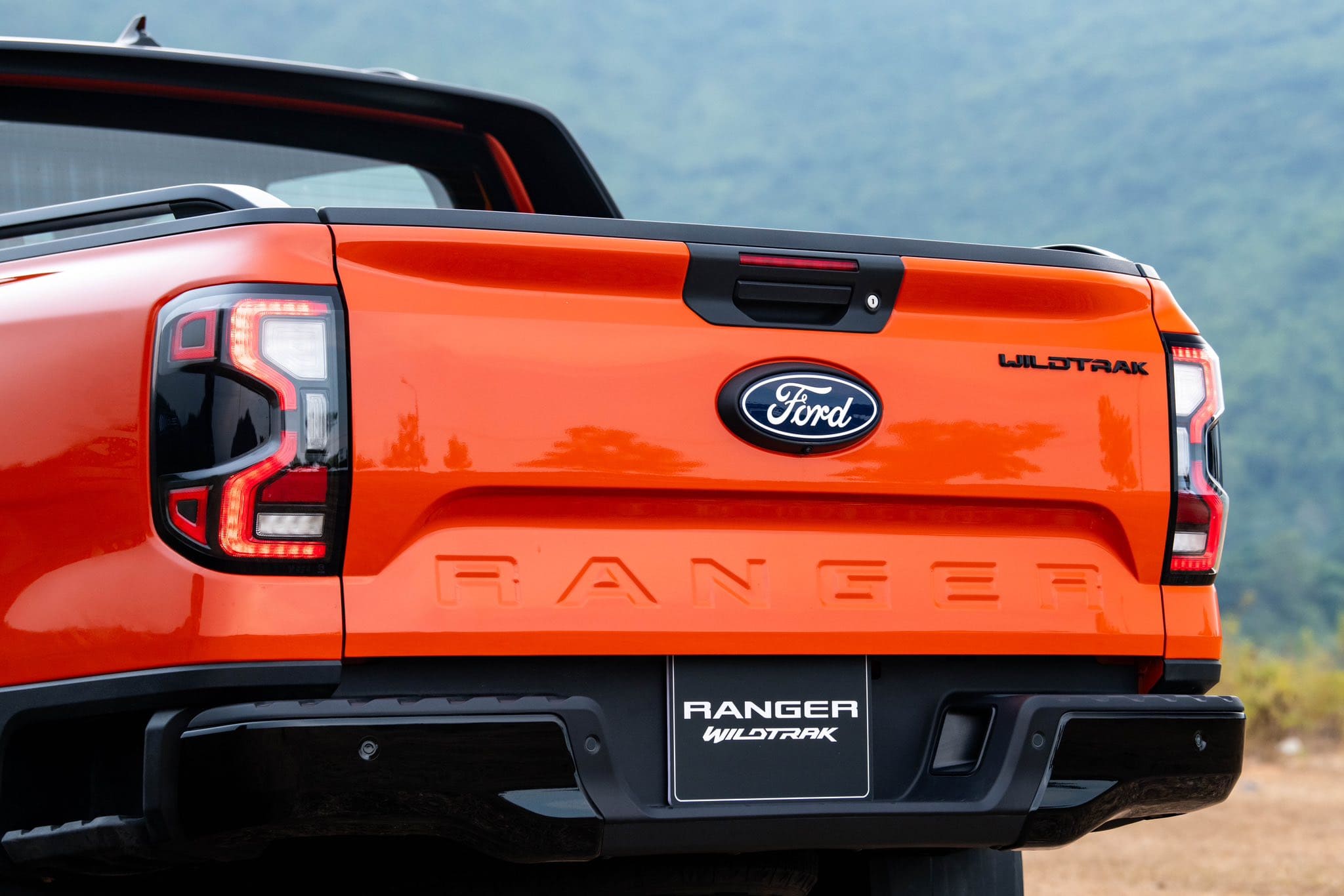 Ford Ranger Wildtrak 3.0L V6 MỚI: Giá Xe, Thông Số Và Đánh Giá 21 Đuôi xe thể thao, tăng tính nhận diện khi trời tối