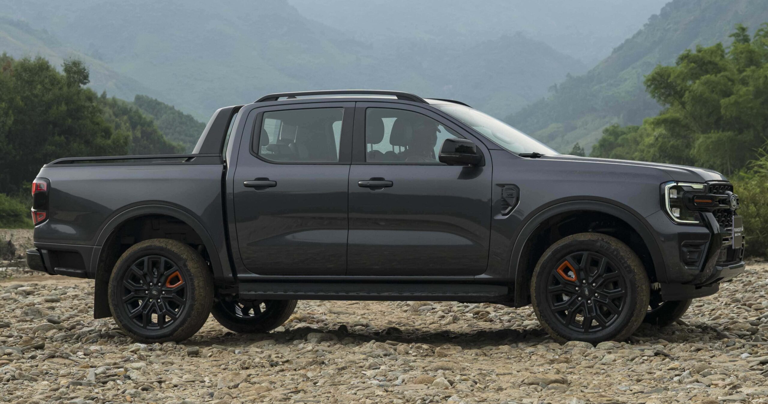 Ford Ranger Wildtrak 3.0L V6 MỚI: Giá Xe, Thông Số Và Đánh Giá 19 Thân xe thay đổi mang tính thể thao hơn